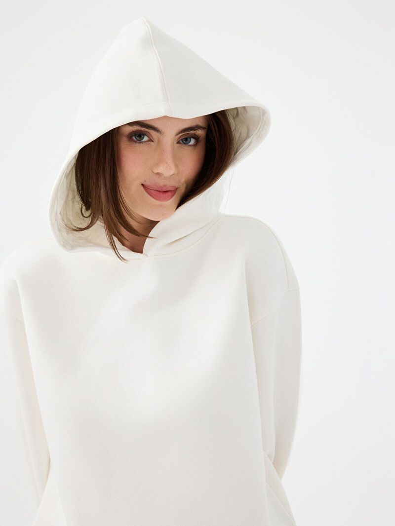 Kadın Beyaz Kapüşonlu Oversize Fit Sweatshirt